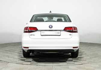 Подержанный автомобиль Volkswagen Jetta Sedan 2017 года (6 фото)