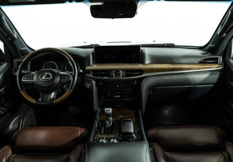 Подержанный автомобиль Lexus LX 2018 года (13 фото)