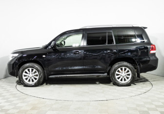 Подержанный автомобиль Toyota Land Cruiser Suv 2011 года (8 фото)