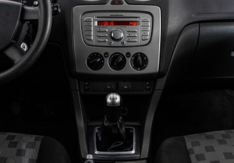 Подержанный автомобиль Ford Focus Hatchback 2006 года (11 фото)