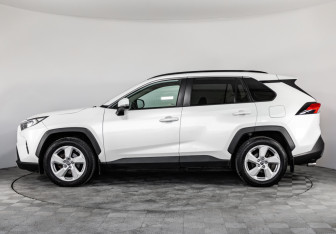 Подержанный автомобиль Toyota RAV4 2020 года (10 фото)