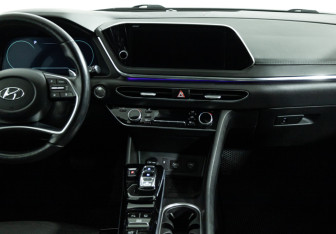 Подержанный автомобиль Hyundai Sonata 2021 года (14 фото)