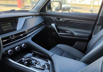 Подержанный автомобиль Changan CS95 2023 года (15 фото)