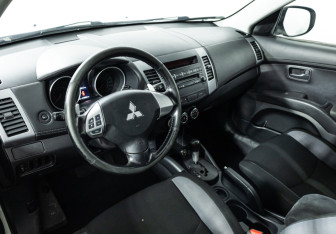 Подержанный автомобиль Mitsubishi Outlander 2010 года (11 фото)
