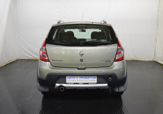 Подержанный автомобиль Renault Sandero 2013 года (6 фото)