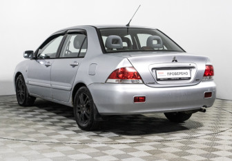 Подержанный автомобиль Mitsubishi Lancer Sedan 2005 года (7 фото)