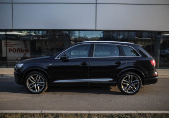 Подержанный автомобиль Audi Q7 2017 года (7 фото)