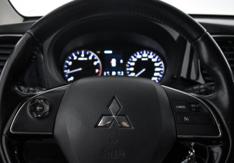 Подержанный автомобиль Mitsubishi Outlander 2017 года (17 фото)