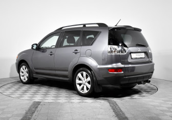 Подержанный автомобиль Mitsubishi Outlander 2012 года (7 фото)
