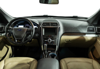 Подержанный автомобиль Ford Explorer 2017 года (13 фото)