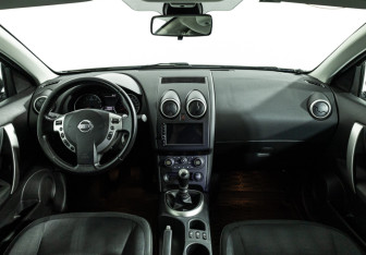 Подержанный автомобиль Nissan Qashqai 2010 года (13 фото)
