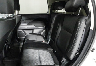 Подержанный автомобиль Mitsubishi Outlander 2018 года (10 фото)