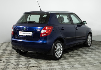 Подержанный автомобиль Skoda Fabia Hatchback 2010 года (5 фото)
