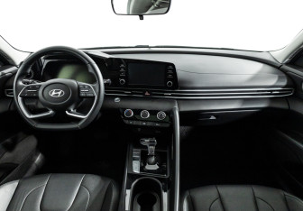 Подержанный автомобиль Hyundai Elantra Sedan 2023 года (13 фото)