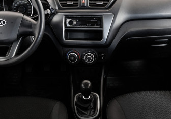 Подержанный автомобиль Kia Rio Sedan 2011 года (11 фото)