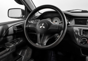 Подержанный автомобиль Mitsubishi Lancer Sedan 2006 года (15 фото)