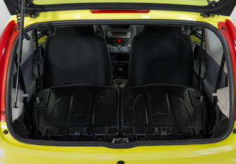 Подержанный автомобиль Peugeot 107 2010 года (23 фото)