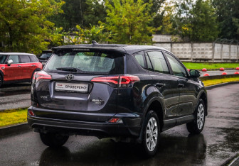 Подержанный автомобиль Toyota RAV4 2015 года (6 фото)