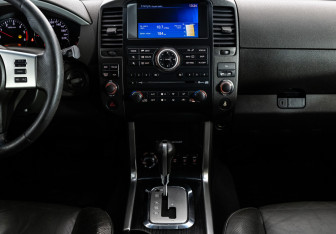 Подержанный автомобиль Nissan Pathfinder 2010 года (12 фото)