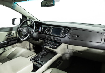 Подержанный автомобиль Kia Carnival 2017 года (9 фото)