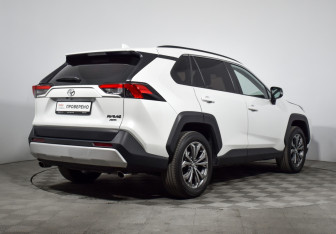 Подержанный автомобиль Toyota RAV4 2024 года (5 фото)
