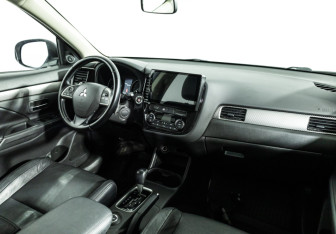 Подержанный автомобиль Mitsubishi Outlander 2014 года (9 фото)