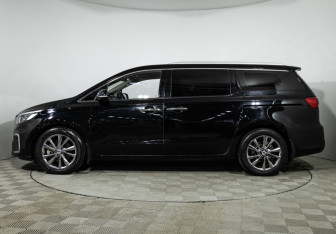 Подержанный автомобиль Kia Carnival 2018 года (8 фото)