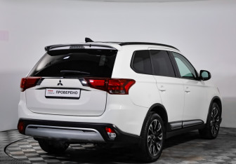Подержанный автомобиль Mitsubishi Outlander 2021 года (4 фото)