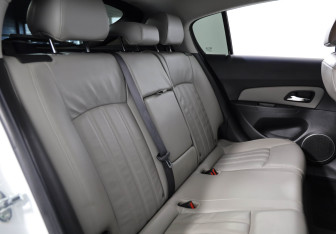 Подержанный автомобиль Chevrolet Cruze Hatchback 2013 года (12 фото)