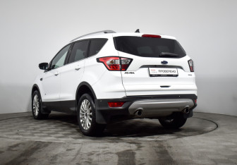 Подержанный автомобиль Ford Kuga 2016 года (7 фото)