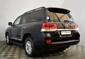 Подержанный автомобиль Toyota Land Cruiser Suv 2015 года (12 фото)