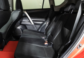 Подержанный автомобиль Toyota RAV4 2014 года (10 фото)