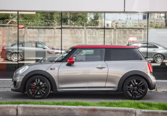 Подержанный автомобиль MINI Hatch 2017 года (9 фото)