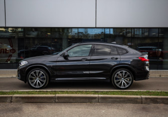 Подержанный автомобиль BMW X4 2021 года (10 фото)