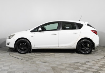 Подержанный автомобиль Opel Astra Hatchback 2012 года (8 фото)