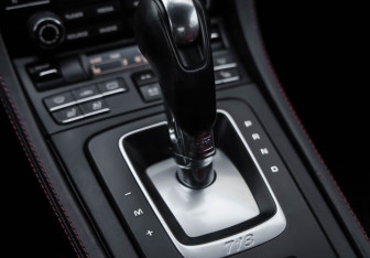 Подержанный автомобиль Porsche Cayman 2017 года (18 фото)