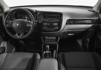 Подержанный автомобиль Mitsubishi Outlander 2019 года (13 фото)