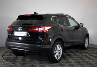Подержанный автомобиль Nissan Qashqai 2017 года (5 фото)