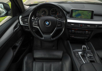 Подержанный автомобиль BMW X6 2015 года (12 фото)