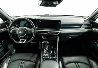 Подержанный автомобиль Kia K5 2021 года (13 фото)