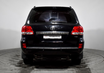 Подержанный автомобиль Toyota Land Cruiser Suv 2010 года (6 фото)