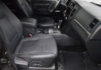 Подержанный автомобиль Mitsubishi Pajero 2015 года (11 фото)