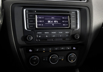 Подержанный автомобиль Volkswagen Jetta Sedan 2015 года (15 фото)