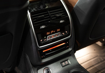 Подержанный автомобиль BMW X7 2021 года (23 фото)
