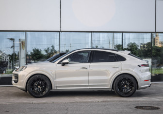 Подержанный автомобиль Porsche Cayenne 2025 года (9 фото)