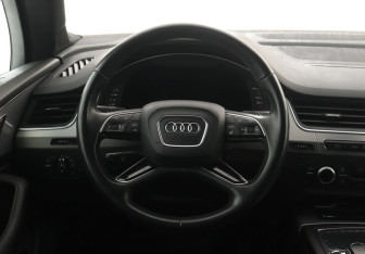 Подержанный автомобиль Audi Q7 2015 года (21 фото)