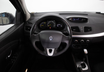 Подержанный автомобиль Renault Fluence 2012 года (10 фото)