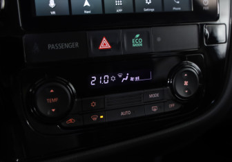 Подержанный автомобиль Mitsubishi Outlander 2022 года (16 фото)