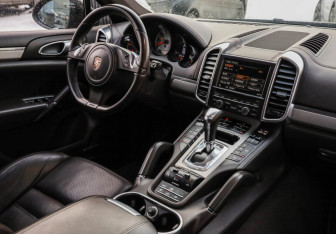 Подержанный автомобиль Porsche Cayenne 2010 года (12 фото)