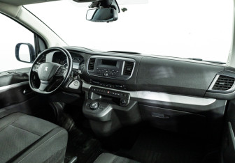 Подержанный автомобиль Peugeot Traveller 2020 года (9 фото)